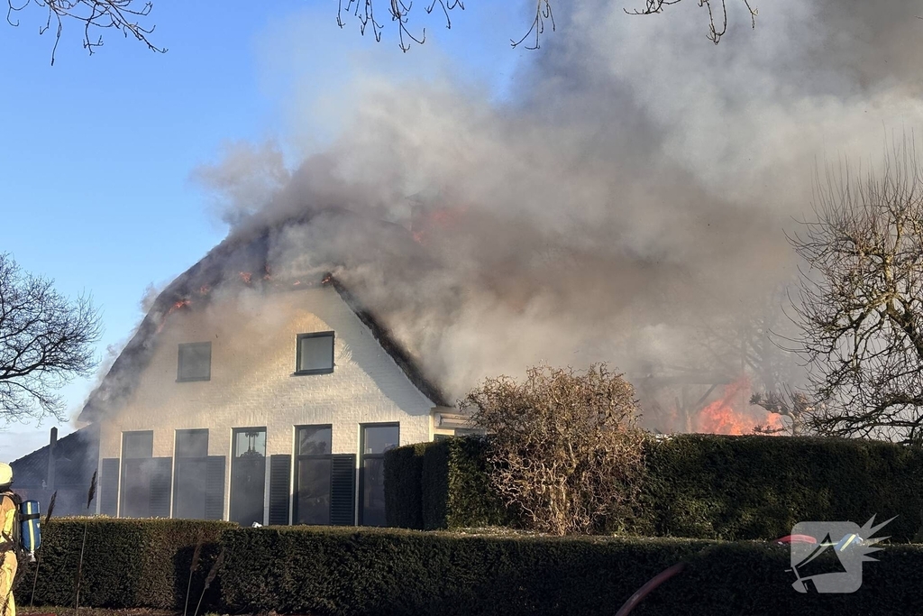 Enorme vuurzee in woning met rietendak