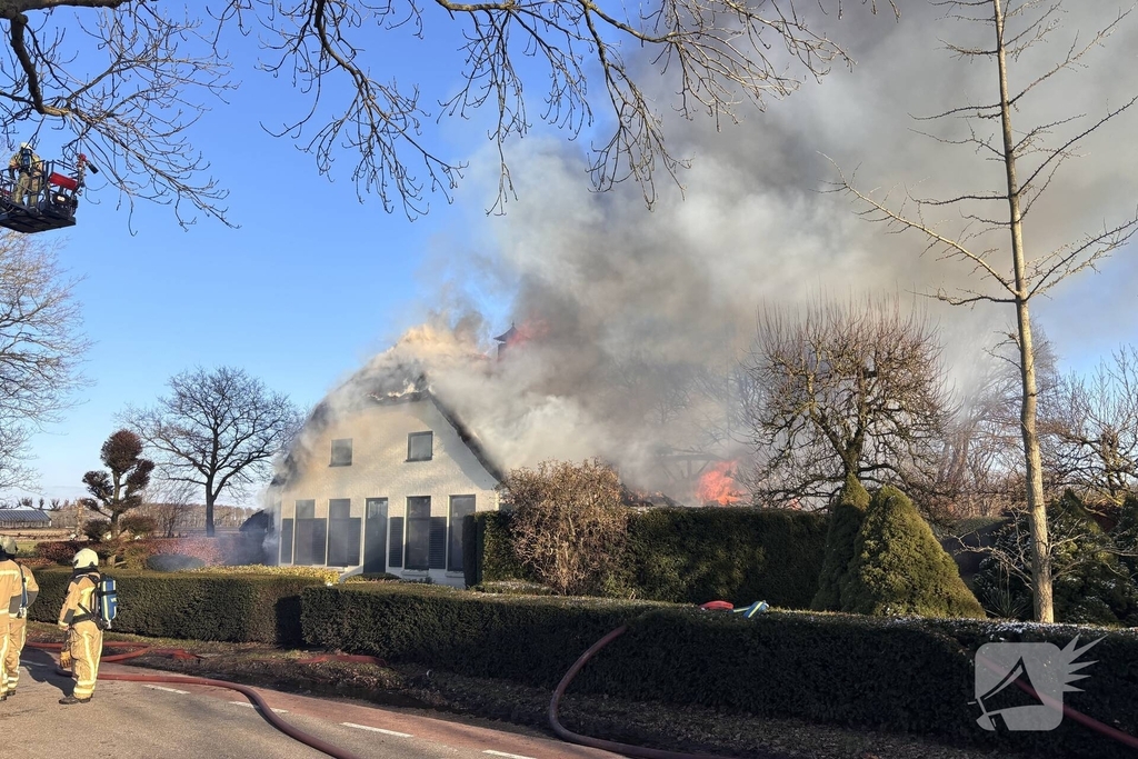 Enorme vuurzee in woning met rietendak