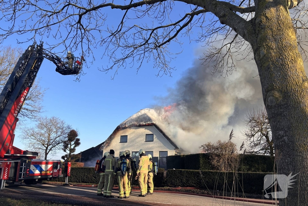 Enorme vuurzee in woning met rietendak