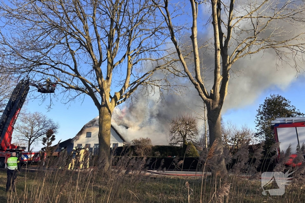 Enorme vuurzee in woning met rietendak
