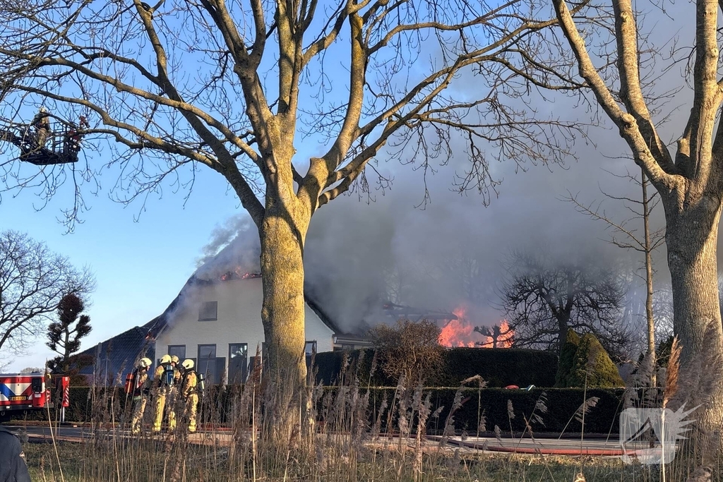 Enorme vuurzee in woning met rietendak