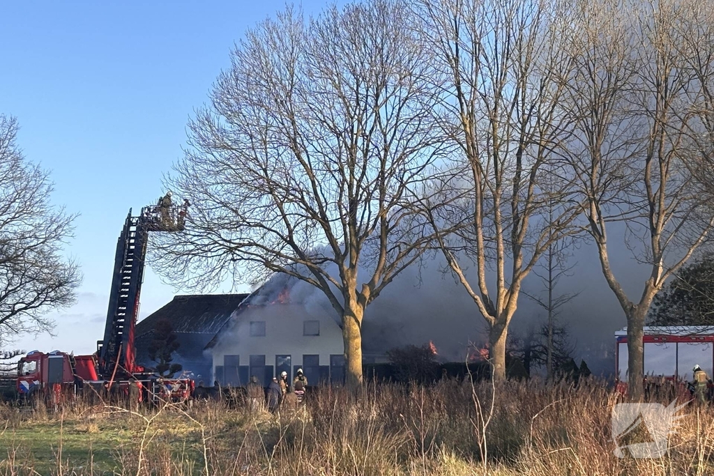 Enorme vuurzee in woning met rietendak