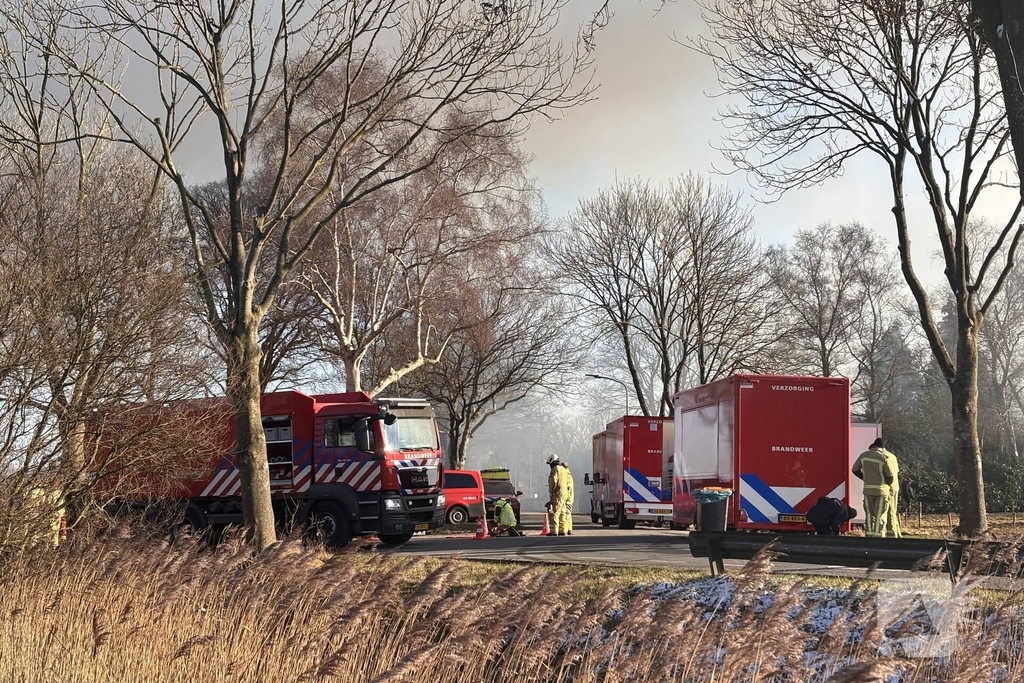 Enorme vuurzee in woning met rietendak
