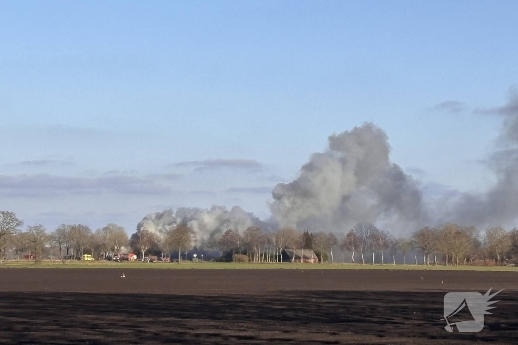 Enorme vuurzee in woning met rietendak