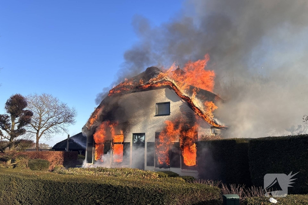 Enorme vuurzee in woning met rietendak