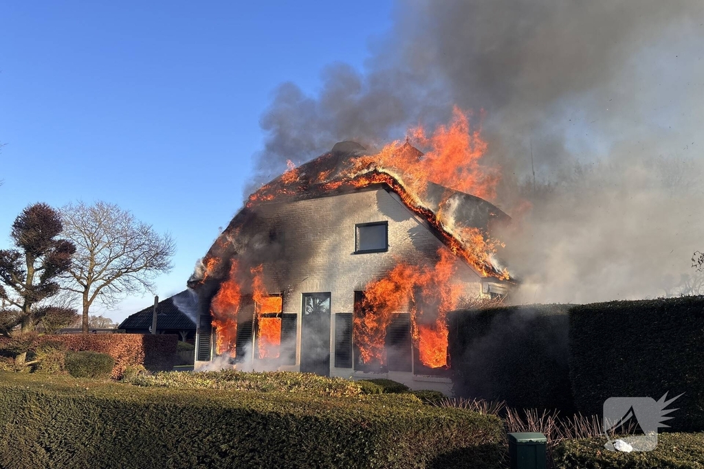 Enorme vuurzee in woning met rietendak