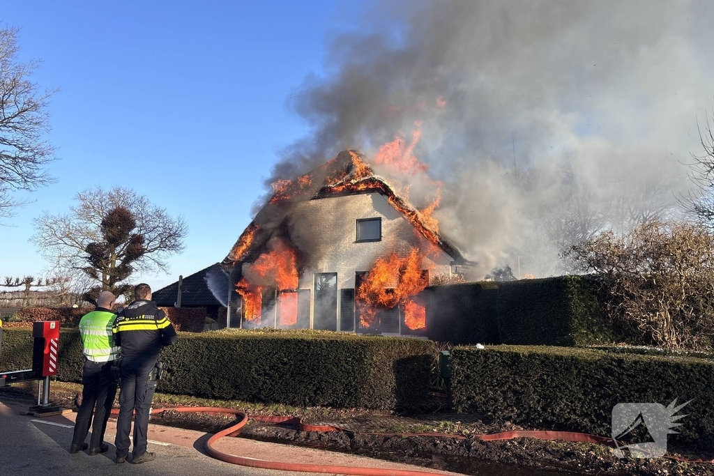 Enorme vuurzee in woning met rietendak