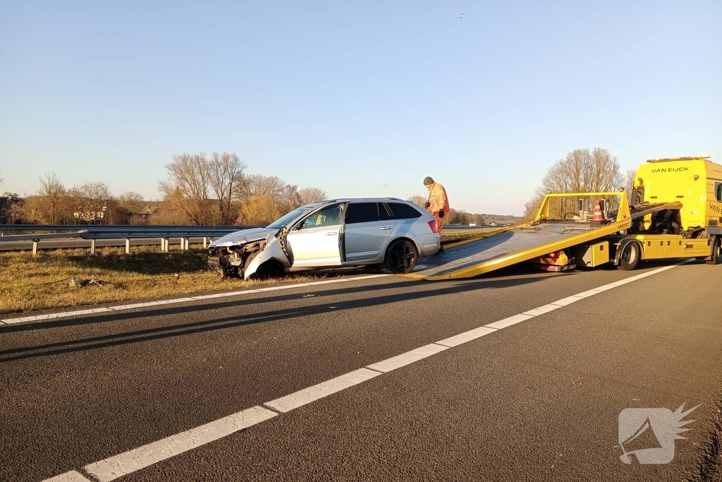 Automobilist verliest macht over het stuur en ramt een verkeersbord
