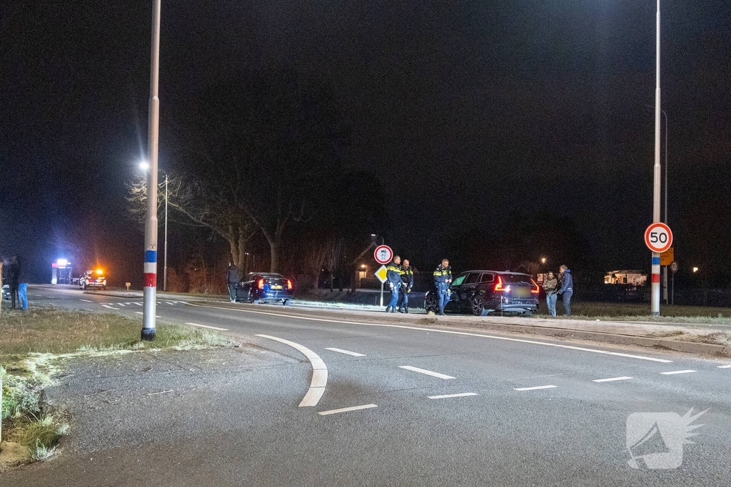 Aanrijding tussen twee auto's met aanhouding