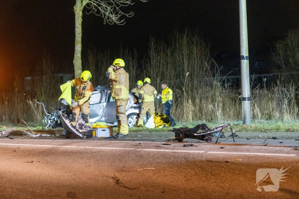 Auto botst tegen boom, drie personen gewond