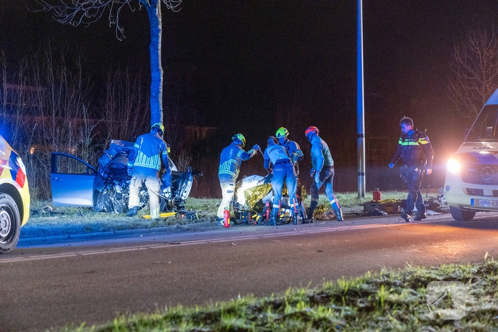 Auto botst tegen boom, drie personen gewond