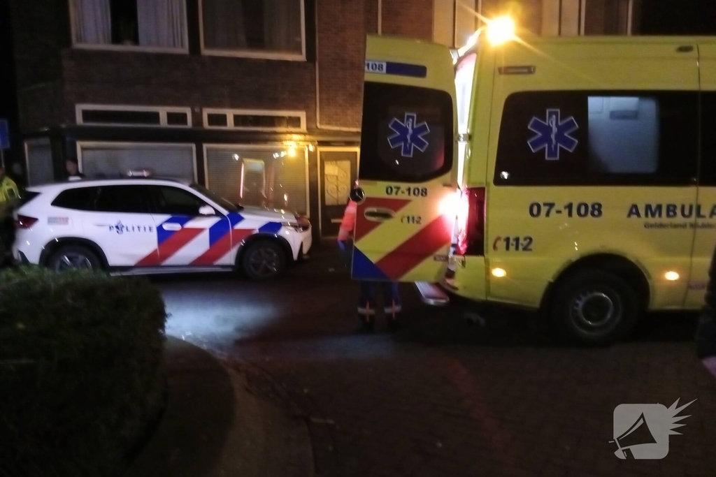 Persoon uit woning gehaald met hoogwerker