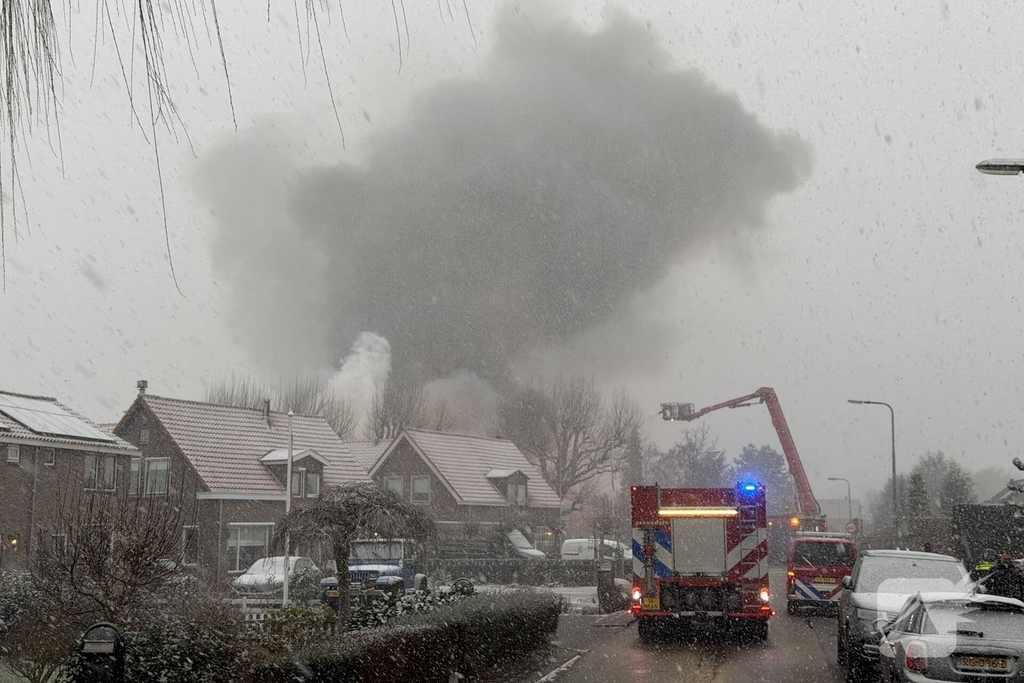 Uitslaande brand in grote loods