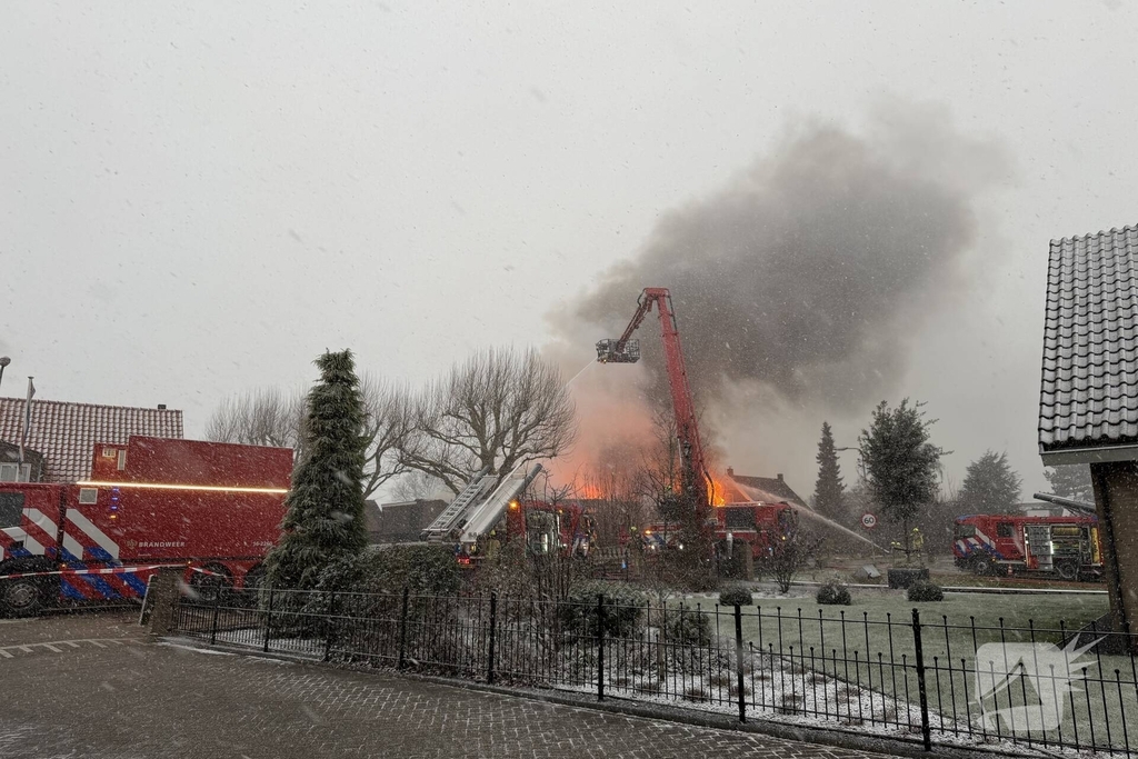 Uitslaande brand in grote loods