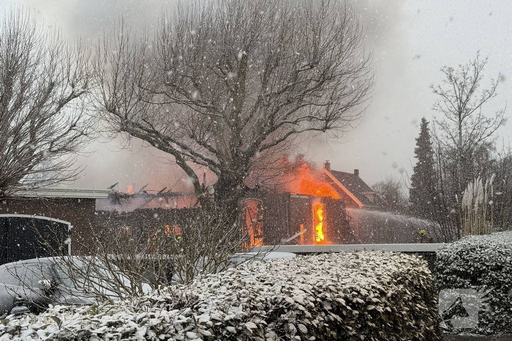 Uitslaande brand in grote loods