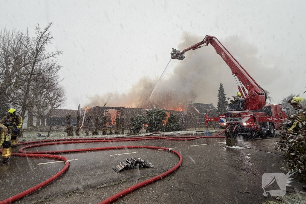 Uitslaande brand in grote loods