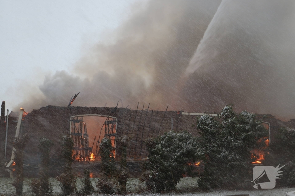 Uitslaande brand in grote loods