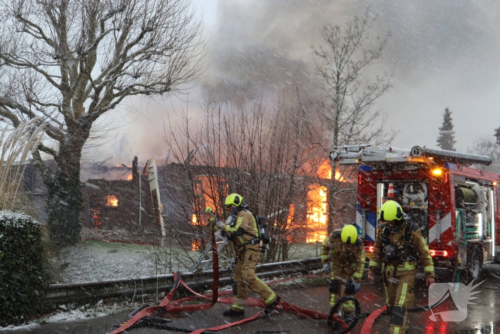 Uitslaande brand in grote loods