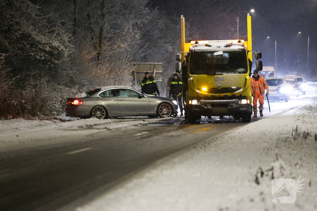 Automobilist verliest macht over stuur door gladheid