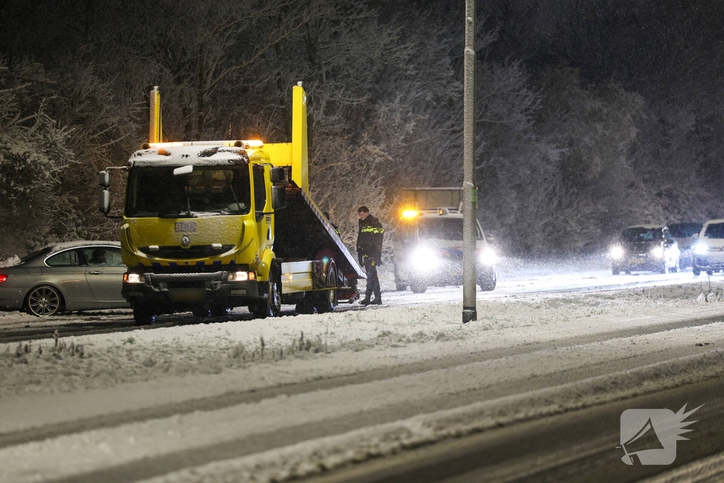 Automobilist verliest macht over stuur door gladheid