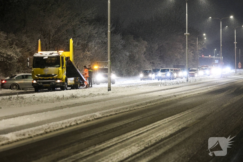 Automobilist verliest macht over stuur door gladheid