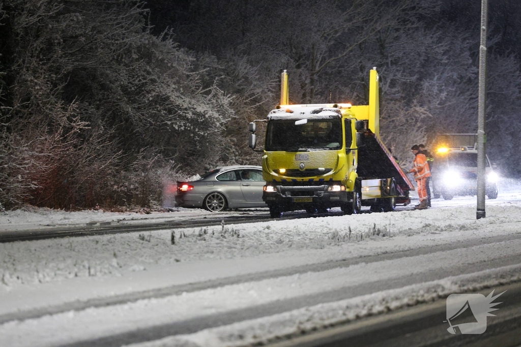 Automobilist verliest macht over stuur door gladheid