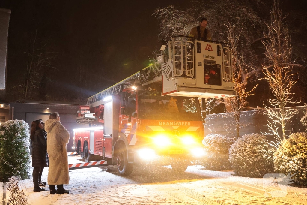 Brandweer redt kat van dak