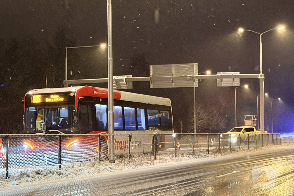 Stadsbus strandt op N264, passagiers stappen over