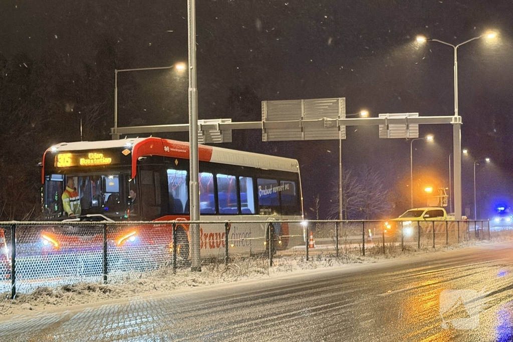 Stadsbus strandt op N264, passagiers stappen over