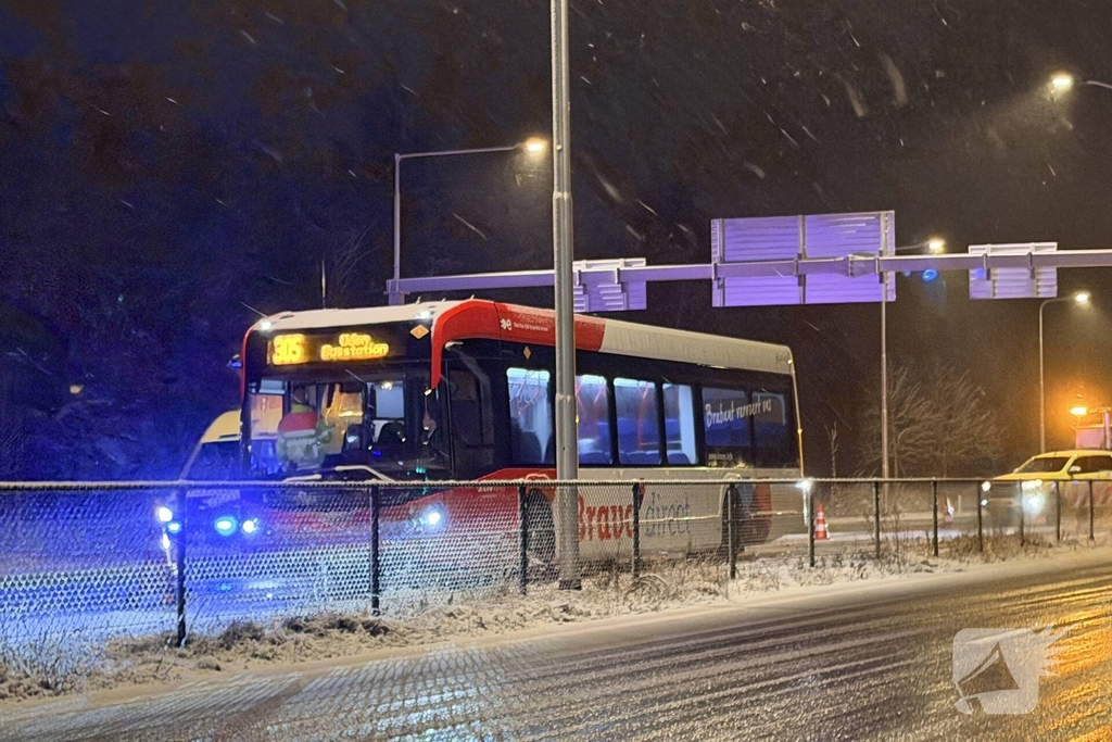 Stadsbus strandt op N264, passagiers stappen over