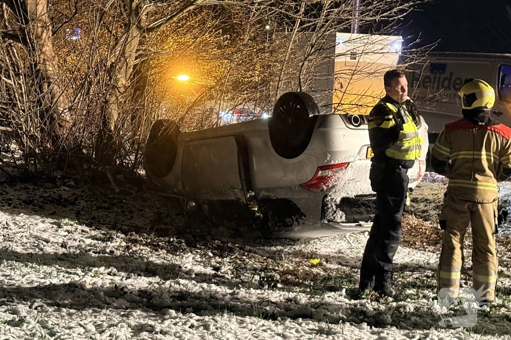 Auto raakt van de weg en belandt op de kop