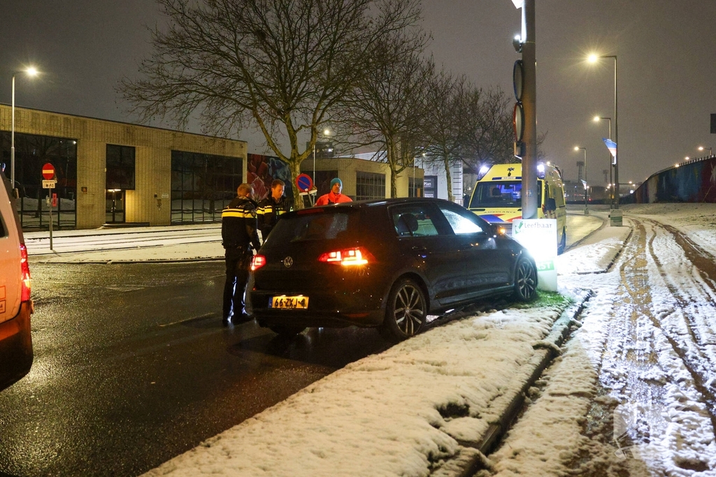 Man raakt van de weg en botst tegen lantaarnpaal