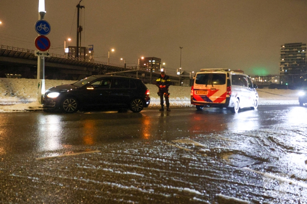 Man raakt van de weg en botst tegen lantaarnpaal