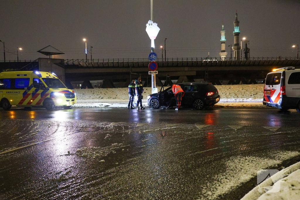 Man raakt van de weg en botst tegen lantaarnpaal