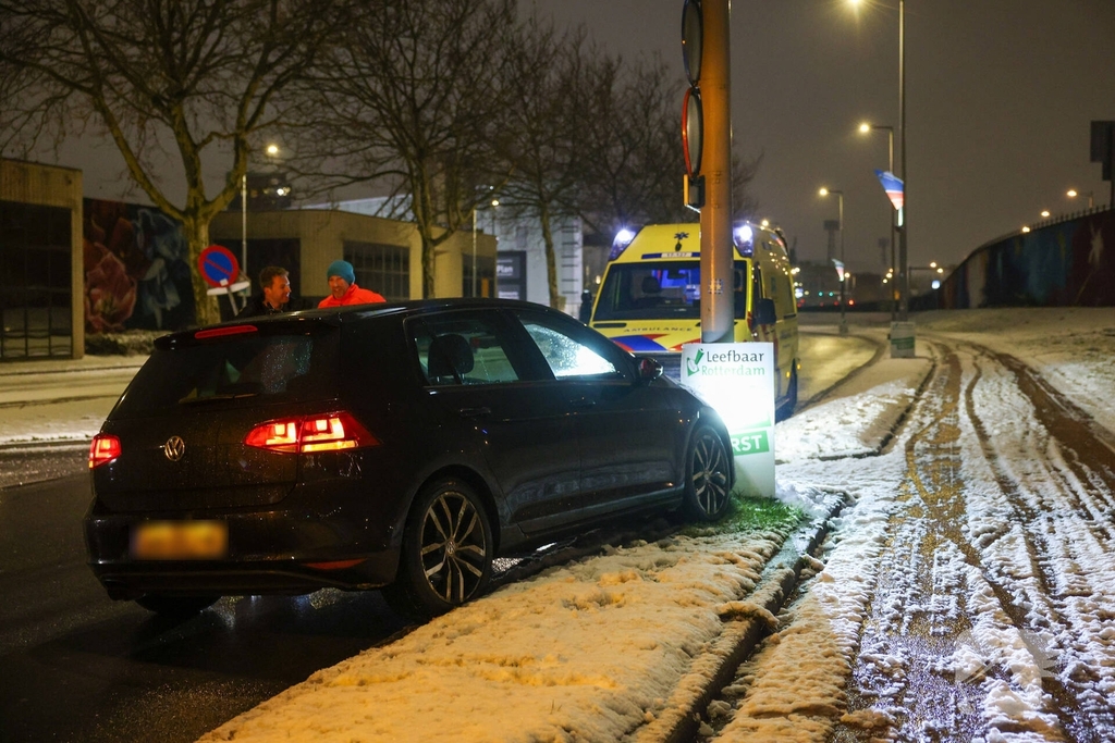 Man raakt van de weg en botst tegen lantaarnpaal