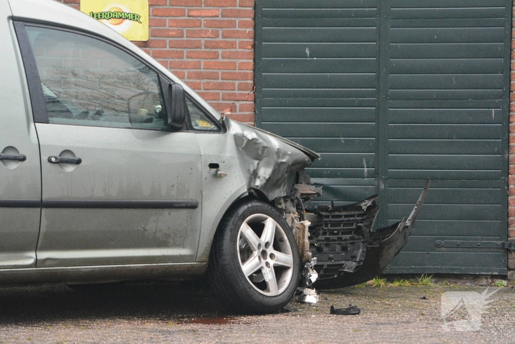 Aanrijding op kruising leidt tot schade