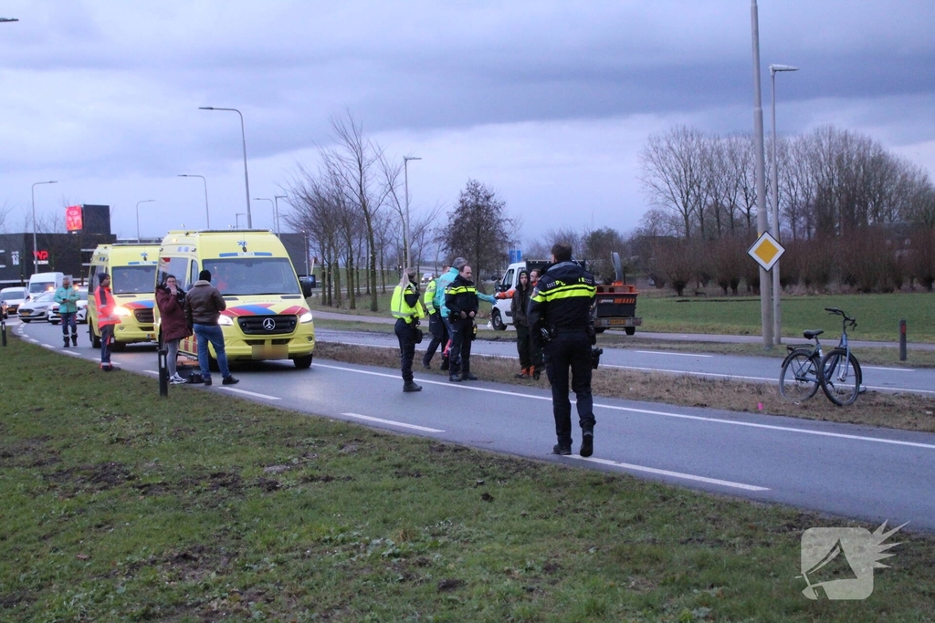 Zware aanrijding tussen fietser en busje