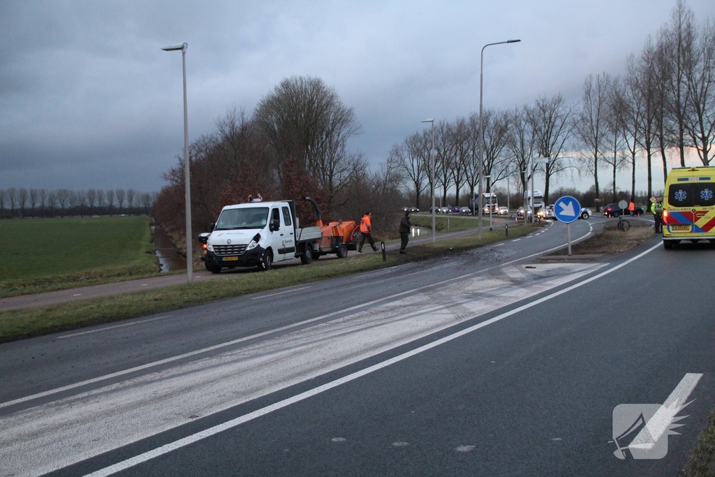Zware aanrijding tussen fietser en busje