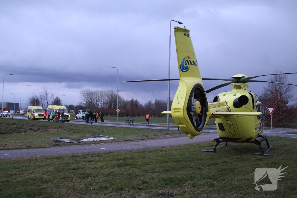 Zware aanrijding tussen fietser en busje