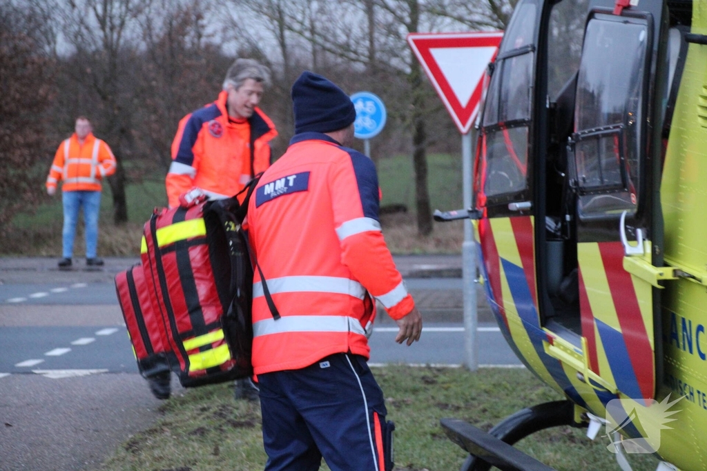 Zware aanrijding tussen fietser en busje