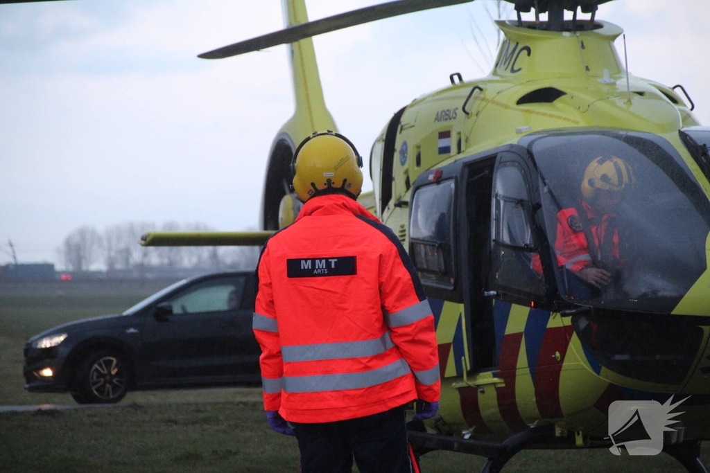 Zware aanrijding tussen fietser en busje