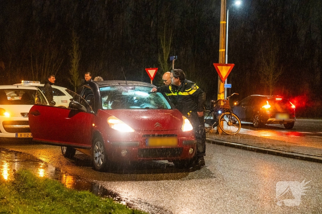 Auto bots met fietser tijdens avondrush