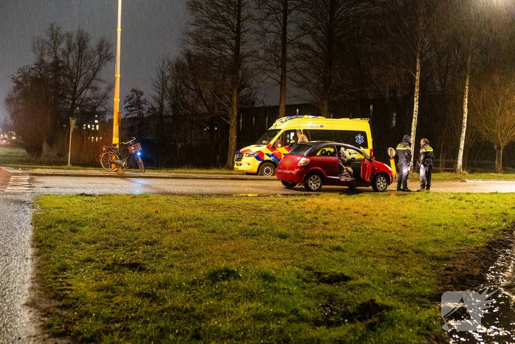 Auto bots met fietser tijdens avondrush