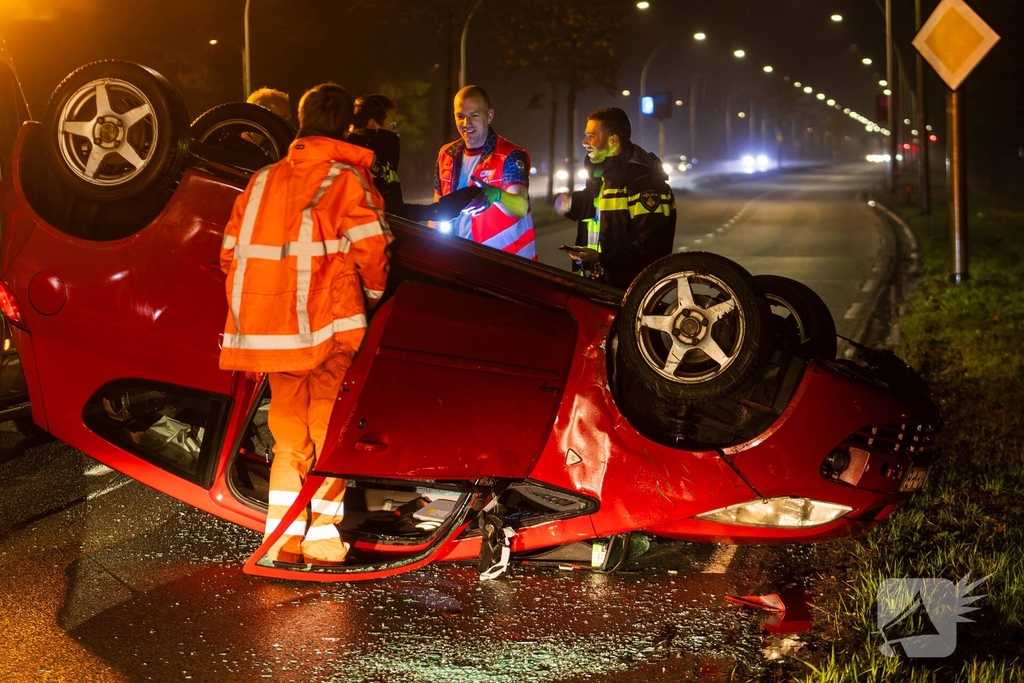 Auto over de kop na ongeval op kruispunt