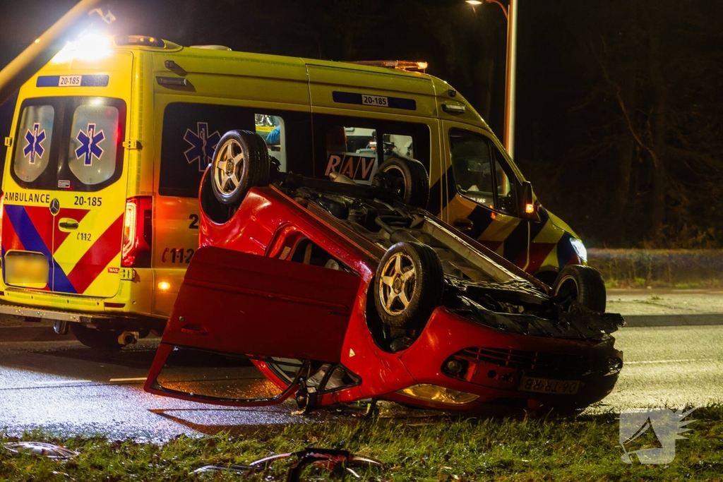 Auto over de kop na ongeval op kruispunt