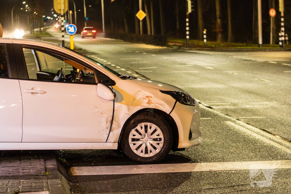 Auto over de kop na ongeval op kruispunt