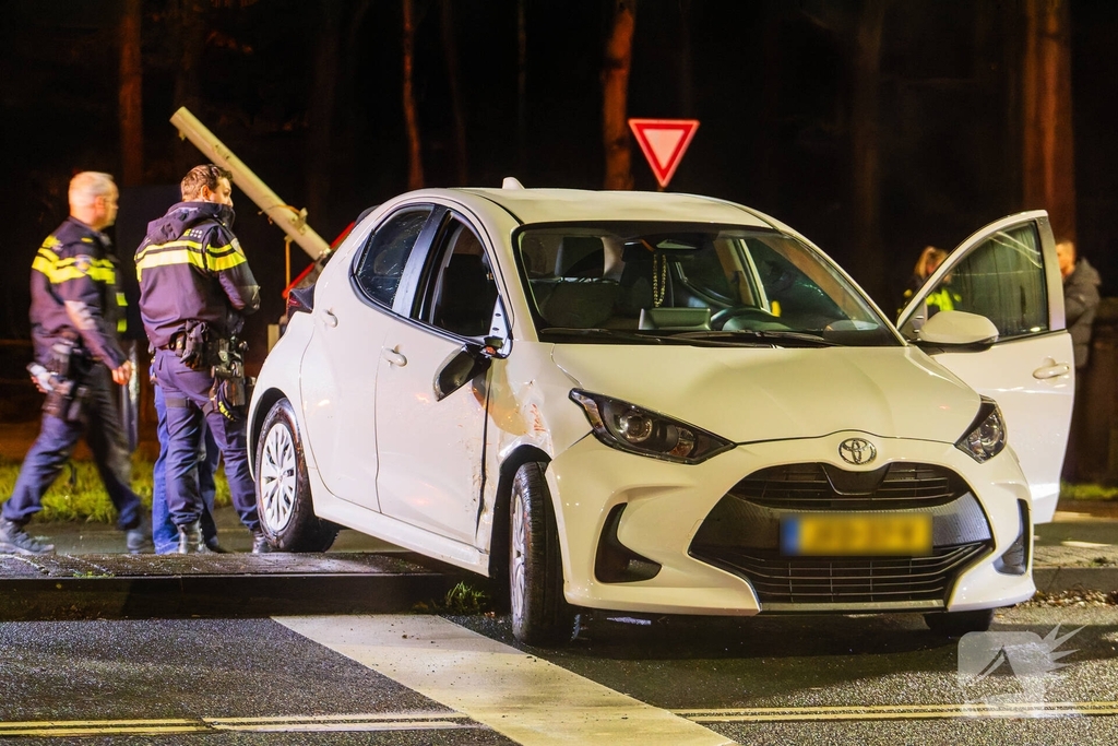 Auto over de kop na ongeval op kruispunt