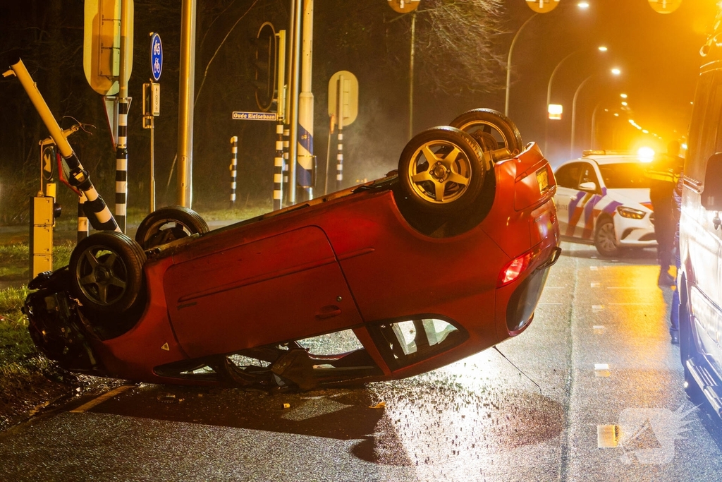 Auto over de kop na ongeval op kruispunt