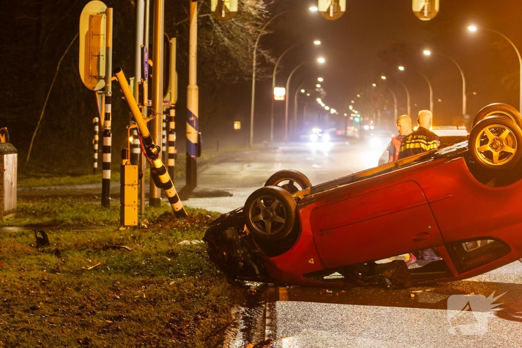 Auto over de kop na ongeval op kruispunt