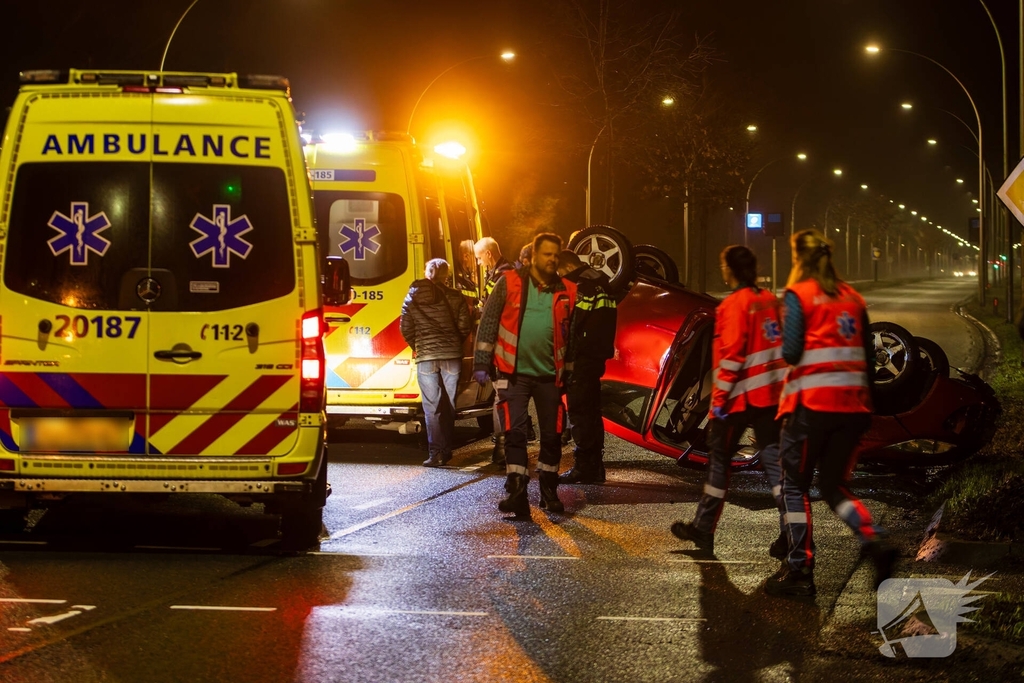 Auto over de kop na ongeval op kruispunt